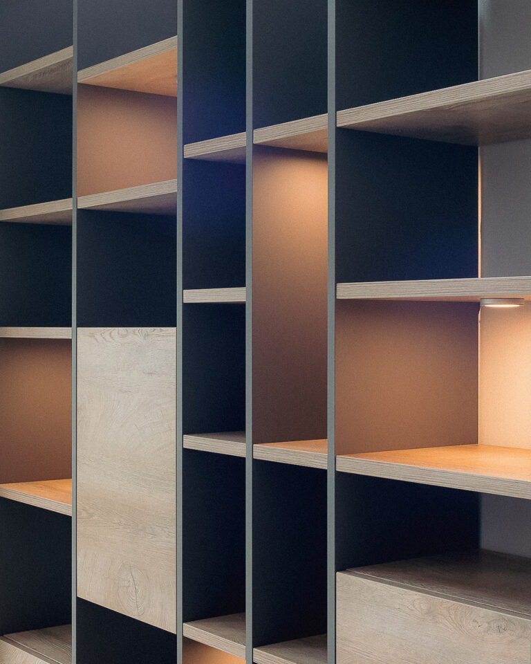 Detailaufnahme eines Regalelements mit stilvollen Accessoires