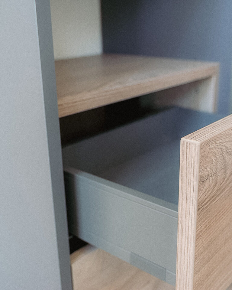 Detailaufnahme eines Regalelements mit stilvollen Accessoires