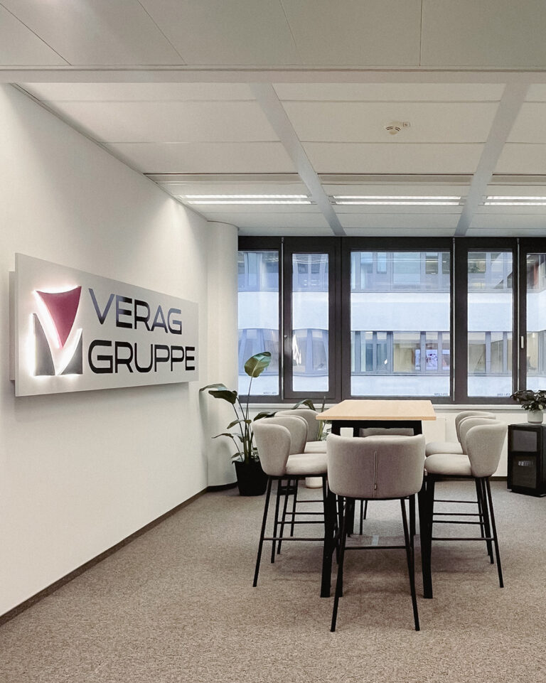 Aufnahme eines Meetingtisches in einem Meetingraum