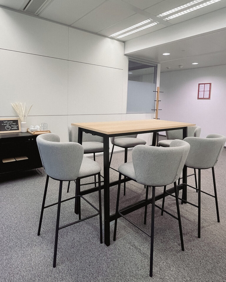 Aufnahme eines Meetingraumes mit Meetingtisch
