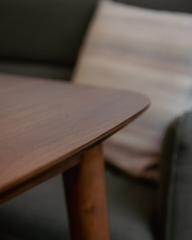 Modernes Wohnzimmer mit warmen Farbtönen und stilvollen Möbeln