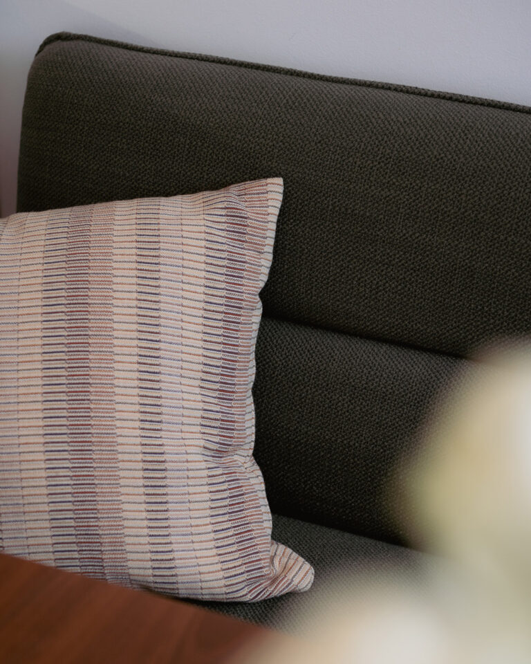 Detailaufnahme eines Sofas mit stilvollen Dekokissen