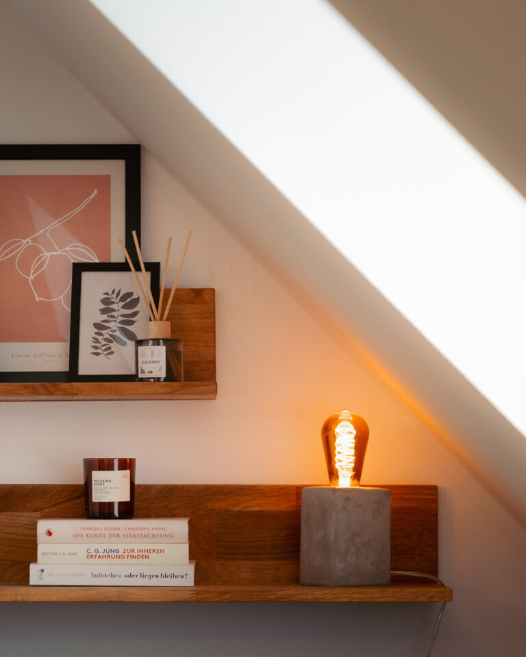 Wohnzimmer mit maßgefertigter Wandgestaltung und stimmungsvoller Beleuchtung