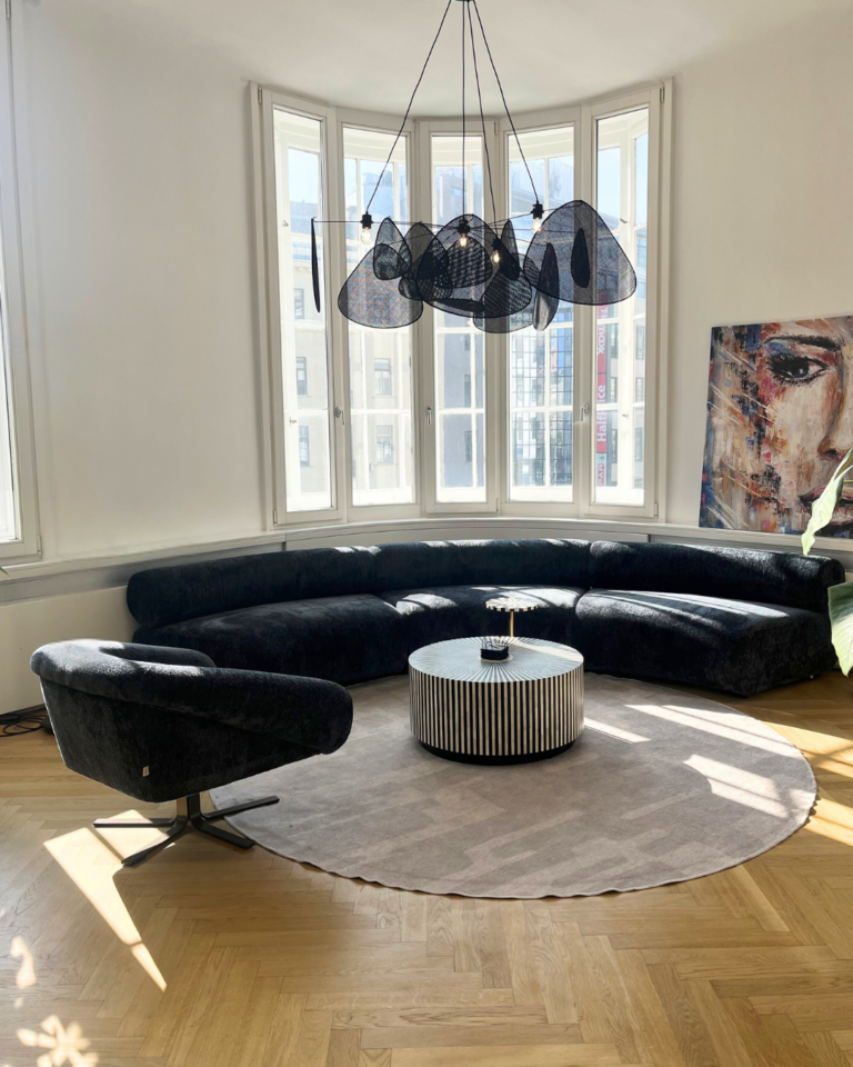 Ansicht auf einen gemütlichen Loungebereich in einem Wiener Altbau.
